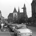 Fő tér (Hlavné namestie), jobbra az Állami Színház, szemben a Szent Erzsébet-főszékesegyház (Dóm), előtte az Orbán-torony.