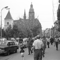 Fő tér (Hlavné namestie), balra az Állami Színház, szemben a Szent Erzsébet-főszékesegyház (Dóm), előtte az Orbán-torony.