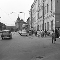 Fő utca (ulica Hlavná) a Kasárenské námestie sarkától nézve, szemben a Hadtestparancsnokság (ma Kelet-Szlovákiai Múzeum) épülete.