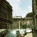 Via della Traspontina, szemben a Porta Castello.