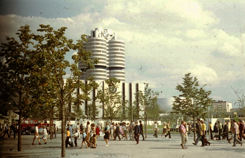 a BMW gyár központi épülete, tőle jobbra a gyár múzeuma.