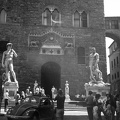 Piazza della Signoria, balra Michelangelo Dávid szobrának másolata a régi városháza, a Palazzo Vecchio bejáratánál.