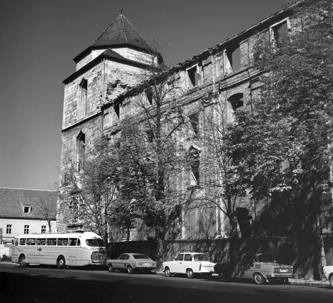 Hess András tér, a domonkosok Szent Miklós templomának tornya és az egykori Jezsuita Kollégium romos épülete.
