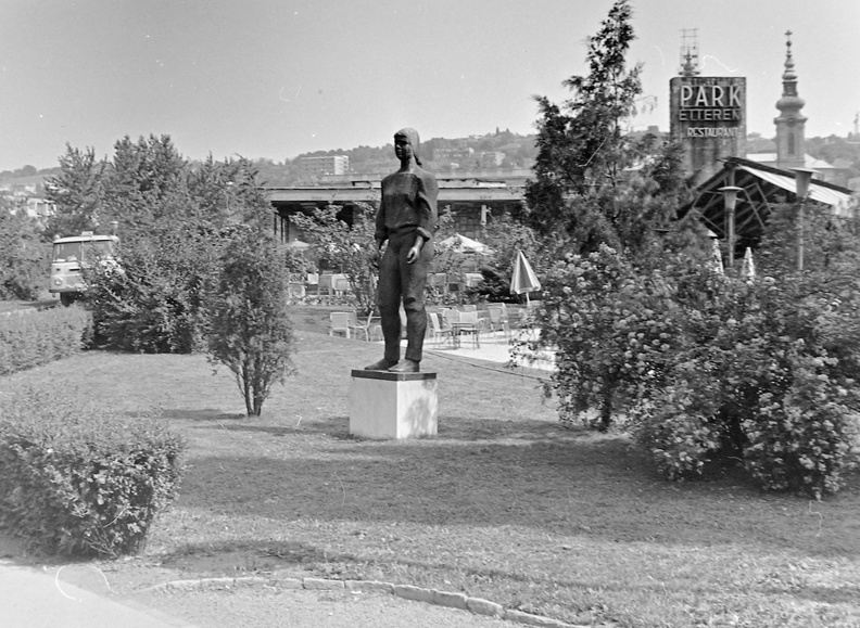 Kosztolányi Dezső tér, Park étterem, előtérben Makrisz Agamemnon Építőlány c. alkotása (1961).