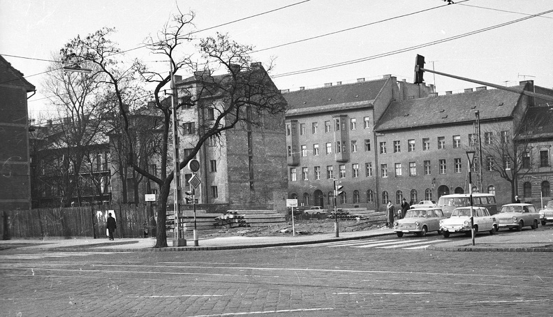 Lehel utca - Róbert Károly körút kereszteződés, háttérben a Tar utca házai láthatók. Később itt épült fel a Domus Áruház.