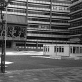 Technicon iskolakomplexum, balra a Hofplein ifjúsági színház és színiiskola bejárata (üveg-beton kompozíció, Karel Appel, 1970.).