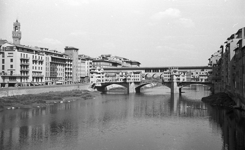 Ponte Vecchio a Ponte Santa Trinita felől nézve.
