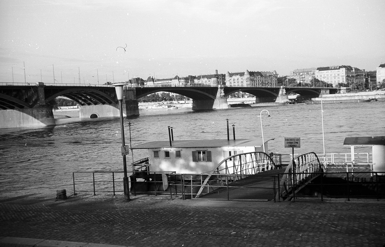 Bem rakpart, hajókikötő a Margit híd és a Jászai Mari tér házai felé nézve.