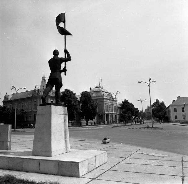 Bocskai István tér, előtérben a Felszabadulási emlékmű, szemben a Városháza.