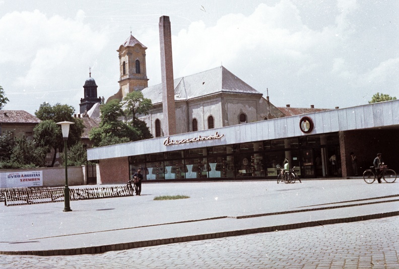 Horváth Cirill tér, Piaccsarnok, háttérben a Szentháromság piarista templom és a Piarista Gimnázium tornya.