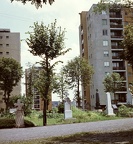 (Leninváros) lakótelep toronyházai a Szentháromság temetőből nézve.