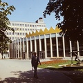 Görgey Artúr utca (Felszabadítók útja), szemben a SZOT székház, jobbra a Rónai Sándor művelődési központ, előtérben Kiss Sándor "Vízmerítők" című szobra (1961).