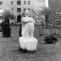 Dési Huber utca 14. Ülő nő szobra, alkotó: Tar István.
