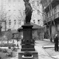 Ráday utca 47. udvara, Vizeskorsót tartó nő szobra.