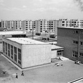 Kazinczy lakótelep, Kazinczy utca, előtérben az iskola udvara.