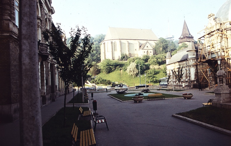 Erzsébet tér, szemben a református templom az Avas oldalában.
