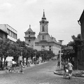 Luther utca az evangélikus Nagytemplom felé nézve, balra az evangélikus Kistemplom (Öregtemplom).