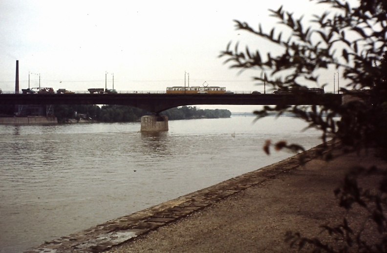 Árpád híd a Margitszigetről nézve. Balra a Hajógyári-sziget, háttérben az Újpesti (Északi összekötő) vasúti híd.