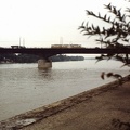 Árpád híd a Margitszigetről nézve. Balra a Hajógyári-sziget, háttérben az Újpesti (Északi összekötő) vasúti híd.