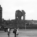 Miasszonyunk-templom (Frauenkirche) romjai, háttérben balra a Képzőművészeti Főiskola kupolája, jobbra az Albertinum.