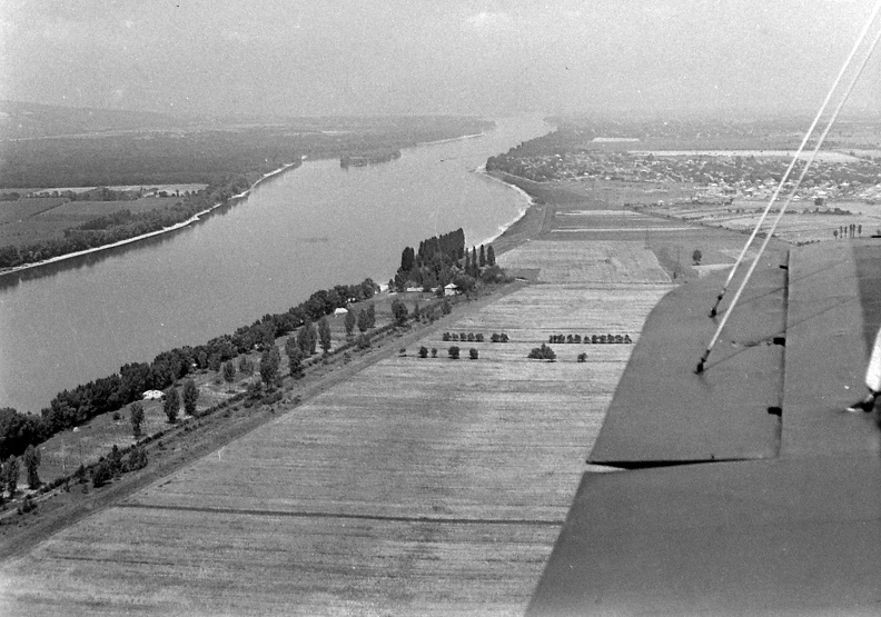 Középen a váci Duna-ág, balra a Szentendrei-sziget, jobbra a szárny felett Dunakeszi látszik.