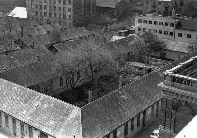 Ernő utca és Telepy utca közötti házak, a Tűzoltó utca és Ernő utca sarkán álló ház tetejéről. Jobbra a Telepy Károly Általános Iskola és Gimnázium épületének sarka látszik.