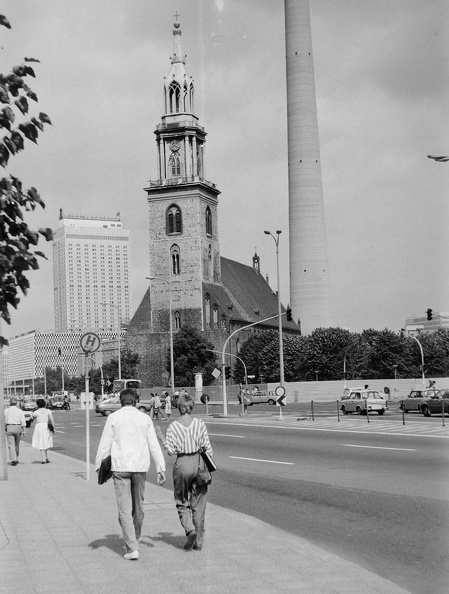 Karl-Liebknecht-Strasse, Marienkirche, háttérben a TV torony.