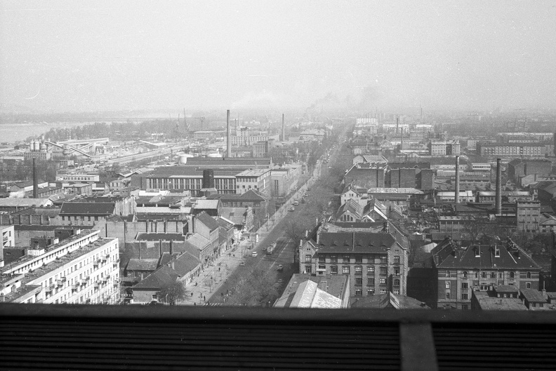 Váci út a SZOT irodaház (ma Nyugdíjfolyósító) tetejéről észak felé nézve.