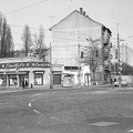 Lehel utca - Róbert Károly körút sarok, jobbra a háttérben a Béke téri templom.
