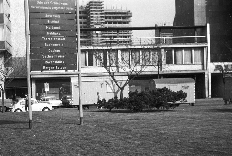 Nyugat-Berlin, Wittenbergplatz, balra a koncentrációs táborok emléktáblája.