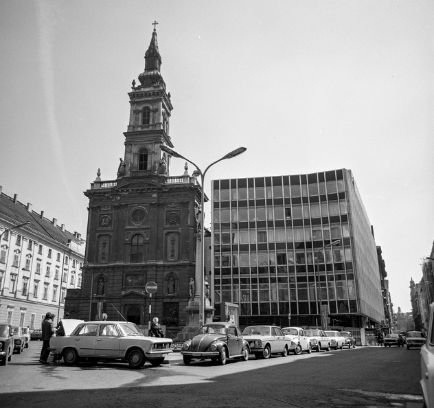 Szervita (Martinelli) tér a Mária oszloppal a Kristóf tér irányából a Petőfi Sándor utca felé nézve, balra a Szervita templom.