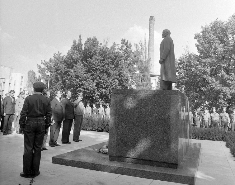 Tisza park (Felszabadulás tér), Lenin szobor koszorúzása.