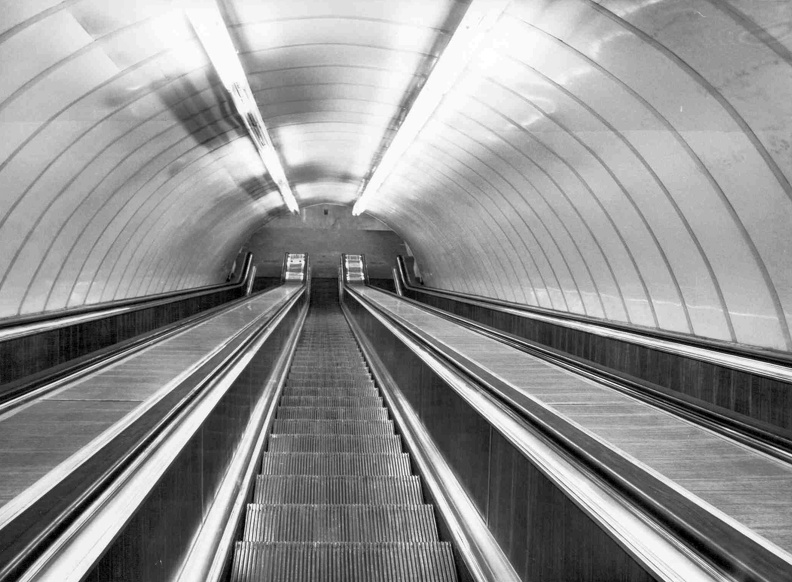 metró, mozgólépcső.