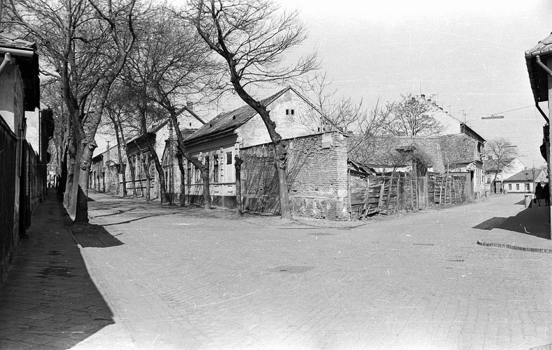 Zimay László utca - Simonyi utca sarok, távolban a Kápolna utca házai.