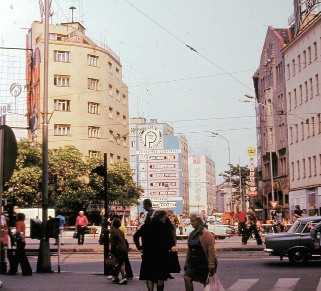 Dunajska (Duna) utca a Štúrova (Baross Gábor) utcáról nézve.