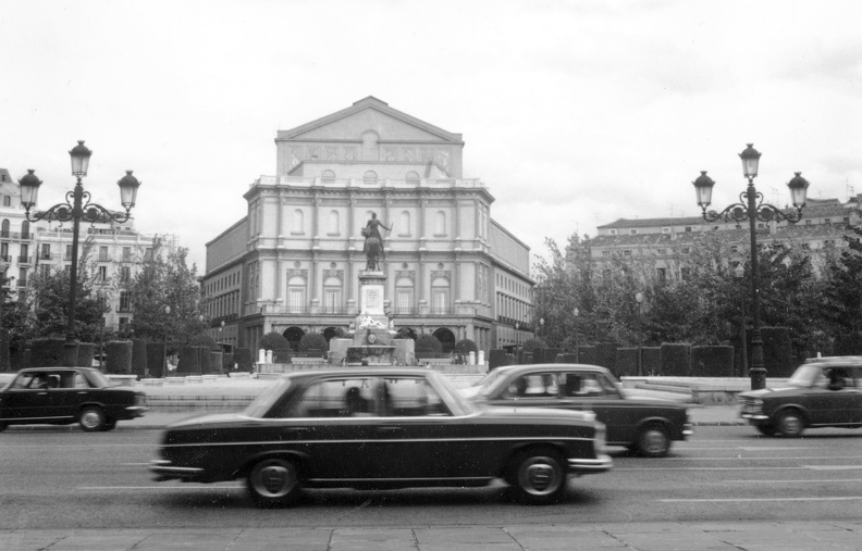 Plaza de Oriente, középen IV. Fülöp lovasszobra, mögötte a Királyi Színház.