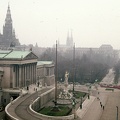 Dr. Karl Renner-Ring, balra a Parlament, háttérben a Városháza (Rathaus) és a Votivkirche tornyai.