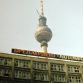 Kelet-Berlin, Fernsehturm (TV torony) az Alexanderplatz felől.