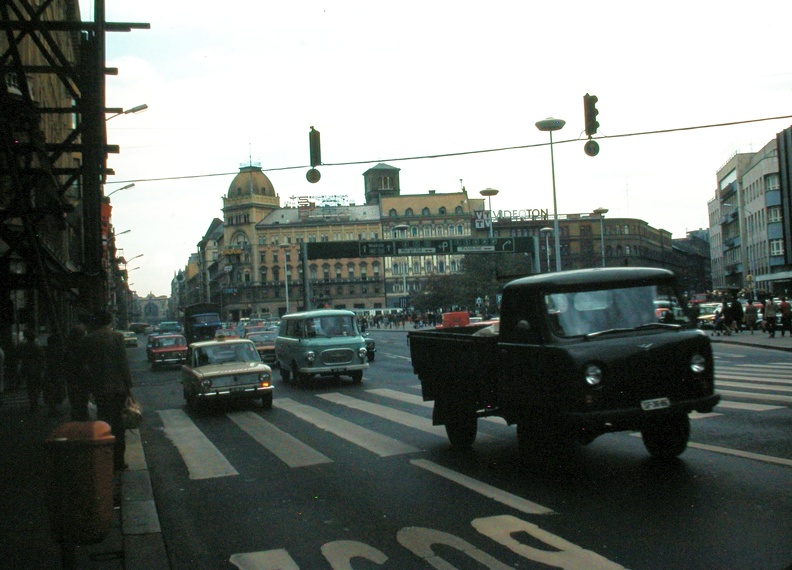 Rákóczi út, Blaha Lujza tér a Nyár utca sarkáról nézve.