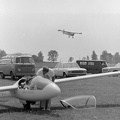 Kisapostagi sportrepülõtér, I. Nõi Vitorlázórepülõ Európa Bajnokság. A PZL-101 Gawron repülőgép leszáll, előtérben egy SZU vitorlázó repülőgép.
