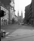 Fő utca a Csalogány utcai kereszteződéstől a Batthyány tér felé nézve, balra a Szent Ferenc Sebei templom, szemben a Szent Anna templom.