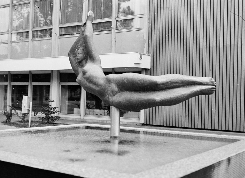 Építők útja, Sellő című szobor (Cyránski Mária, 1978.), mögötte a Sportuszoda.
