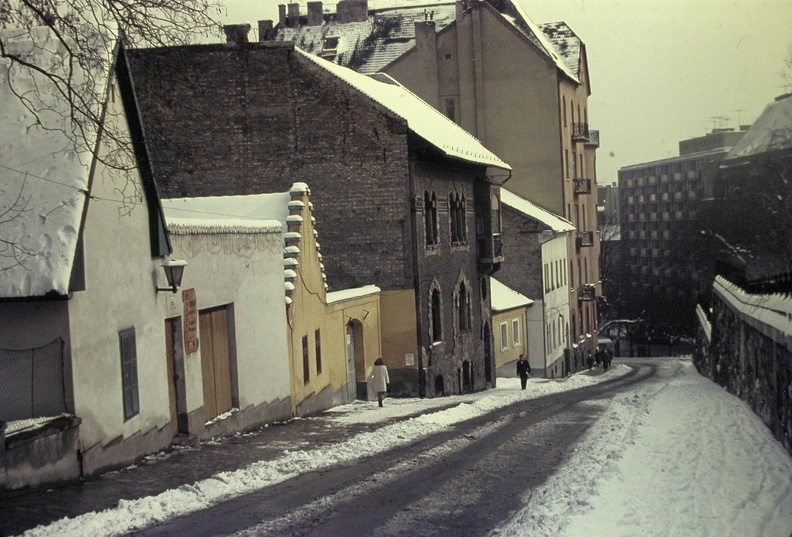 Margit utca, balra a Margitkert vendéglő.