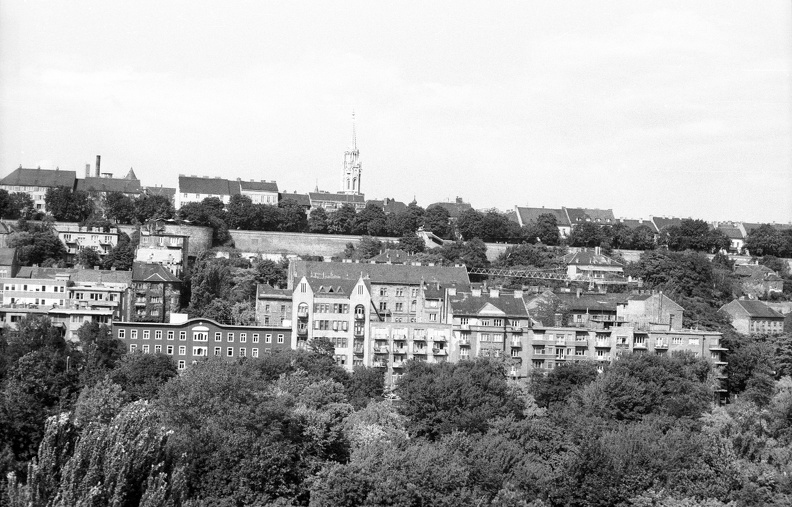 a Tóth Árpád sétány és a nyugati várlejtő, előtérben az Attila út házai a Buda-Penta hotelből nézve.