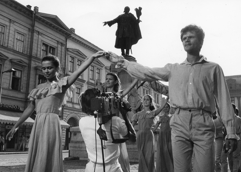 Klauzál tér, háttérben Kossuth Lajos szobra. Zene-tánc-zene, Jugoszláv - magyar koprodukciós műsor felvétele.