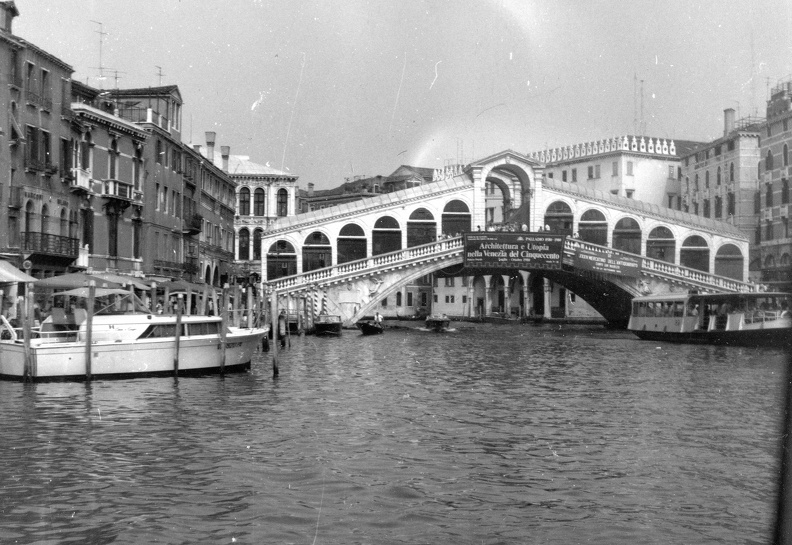 Canal Grande, szemben a Rialto híd.