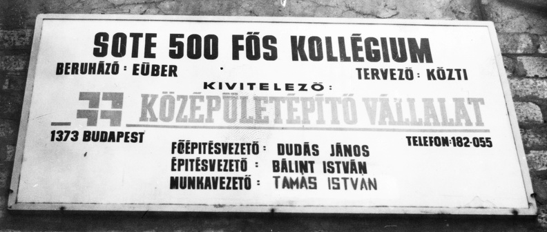 Tömő utca 35. SOTE (ma Semmelweis Egyetem), a Balassa János kollégium építkezésének információs táblája.