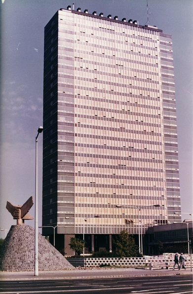 Nagyvárad tér, a SOTE (ma Semmelweis Egyetem) Elméleti Tömbje, előtte a Béke-emlékmű (Székely Péter "Pierre", 1983.).