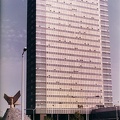 Nagyvárad tér, a SOTE (ma Semmelweis Egyetem) Elméleti Tömbje, előtte a Béke-emlékmű (Székely Péter "Pierre", 1983.).