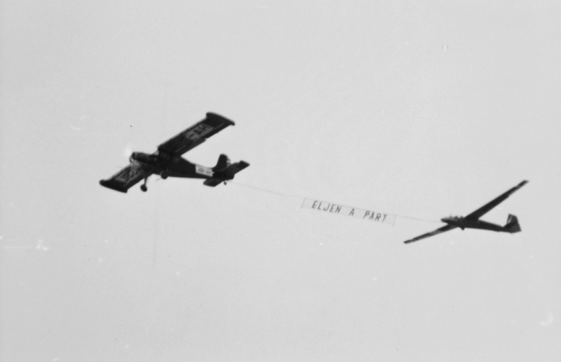 PZL-101 Gawron repülőgép E-31 Esztergom típusú vitorlázó repülőgépet vontat.